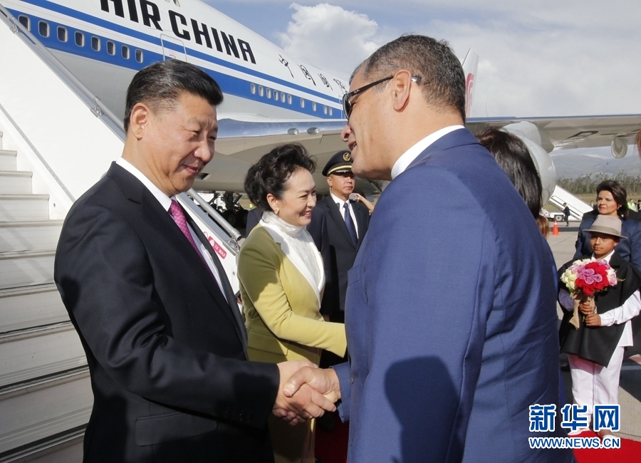當?shù)貢r間11月17日，國家主席習(xí)近平乘專機抵達基多，開始對厄瓜多爾共和國進行國事訪問。厄瓜多爾總統(tǒng)科雷亞和夫人馬勒布等在舷梯旁熱情迎接習(xí)近平和夫人彭麗媛。新華社記者 鞠鵬 攝