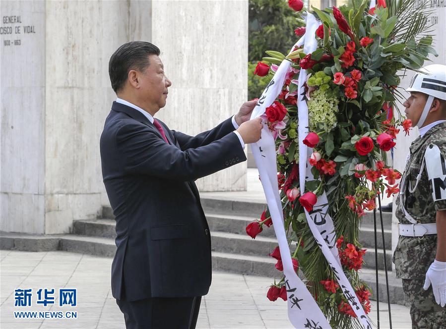 11月21日，國家主席習(xí)近平在利馬同秘魯總統(tǒng)庫琴斯基舉行會談。會談前，在庫琴斯基夫婦陪同下，習(xí)近平和彭麗媛向秘魯獨立先驅(qū)紀(jì)念碑敬獻(xiàn)花圈。新華社記者 丁林 攝