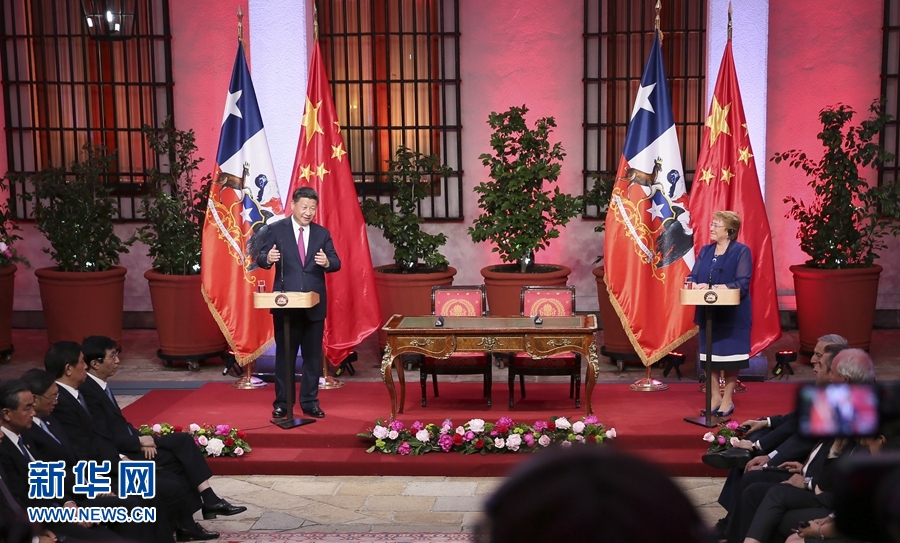 11月22日，國家主席習(xí)近平在圣地亞哥同智利總統(tǒng)巴切萊特舉行會談。這是會談后，兩國元首共同會見記者。 新華社記者 蘭紅光 攝