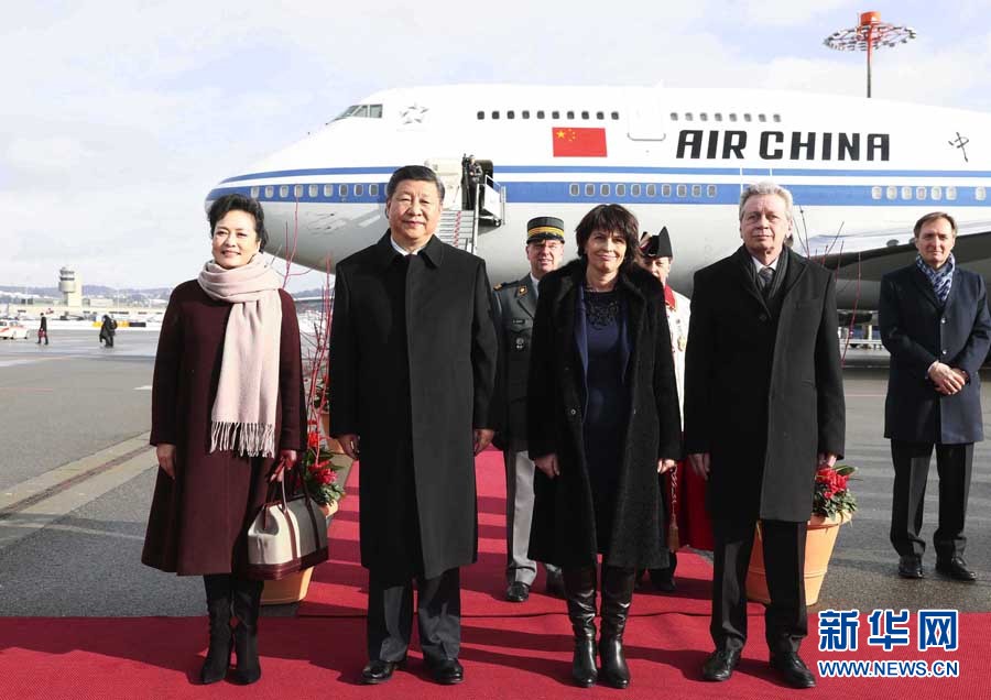1月15日，國家主席習(xí)近平乘專機抵達蘇黎世，開始對瑞士聯(lián)邦進行國事訪問。這是瑞士聯(lián)邦主席洛伊特哈德在機場為習(xí)近平和夫人彭麗媛舉行隆重歡迎儀式。 新華社記者 蘭紅光 攝