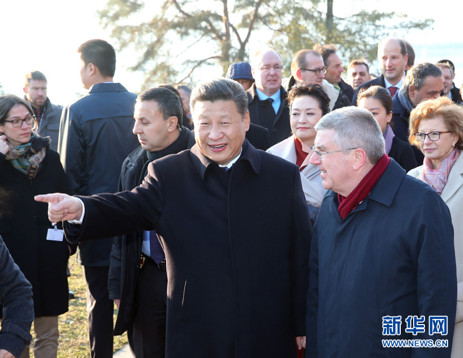 1月18日，國家主席習近平在瑞士洛桑國際奧林匹克博物館會見國際奧林匹克委員會主席巴赫。這是會見后，習近平和夫人彭麗媛在巴赫主席夫婦陪同下，參觀國際奧林匹克博物館。新華社記者 姚大偉 攝