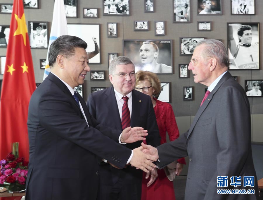 1月18日，國家主席習近平在瑞士洛桑國際奧林匹克博物館會見國際奧林匹克委員會主席巴赫。這是會見后，習近平與國際奧委會名譽主席羅格交談。新華社記者 蘭紅光 攝