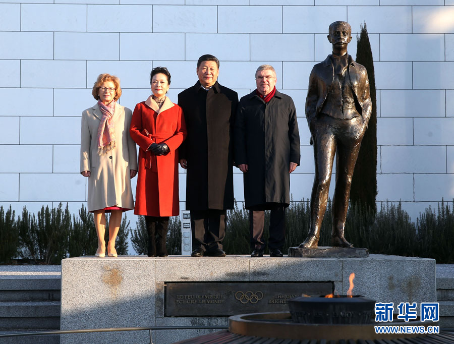 1月18日，國家主席習近平在瑞士洛桑國際奧林匹克博物館會見國際奧林匹克委員會主席巴赫。這是習近平和夫人彭麗媛與巴赫夫婦在現(xiàn)代奧林匹克運動發(fā)起人顧拜旦雕像前合影。新華社記者 姚大偉 攝