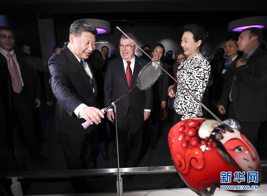1月18日，國家主席習近平在瑞士洛桑國際奧林匹克博物館會見國際奧林匹克委員會主席巴赫。這是習近平在巴赫陪同下，參觀羽毛球世界冠軍李玲蔚用過的球拍。新華社記者 蘭紅光 攝