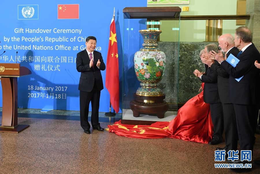 1月18日，國家主席習(xí)近平在瑞士日內(nèi)瓦萬國宮出席“共商共筑人類命運(yùn)共同體”高級(jí)別會(huì)議，并發(fā)表題為《共同構(gòu)建人類命運(yùn)共同體》的主旨演講。這是會(huì)議結(jié)束后，習(xí)近平出席中國向聯(lián)合國日內(nèi)瓦總部贈(zèng)禮儀式。新華社記者 張鐸 攝