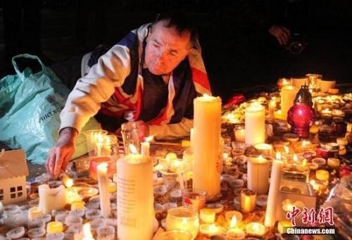 3月23日晚，倫敦民眾在市中心的特拉法加廣場舉行燭光集會，悼念此前一天發(fā)生在英國議會大廈附近的恐怖襲擊事件遇難者。 <a target='_blank' ><p  align=