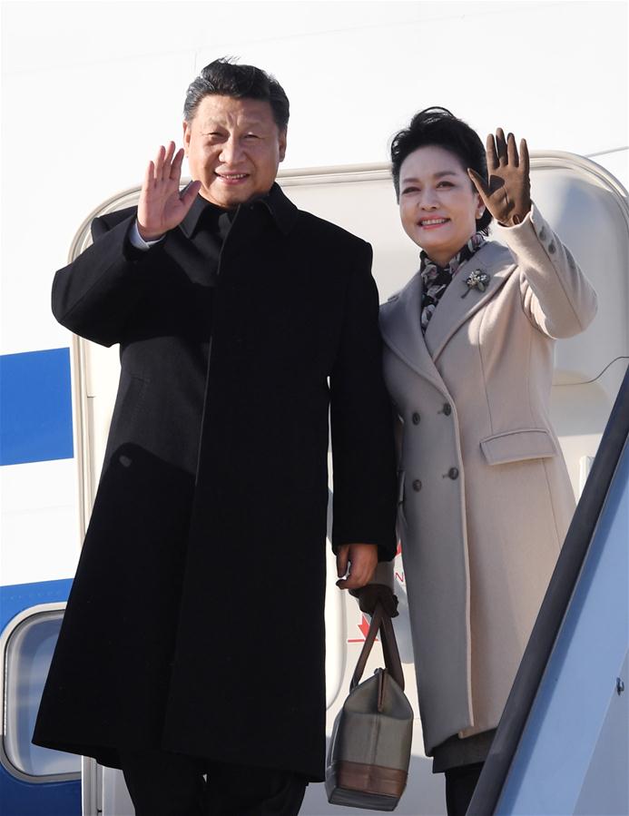 4月4日，國家主席習(xí)近平乘專機(jī)抵達(dá)赫爾辛基，開始對芬蘭共和國進(jìn)行國事訪問。這是習(xí)近平和夫人彭麗媛步出艙門。 新華社記者 饒愛民 攝 