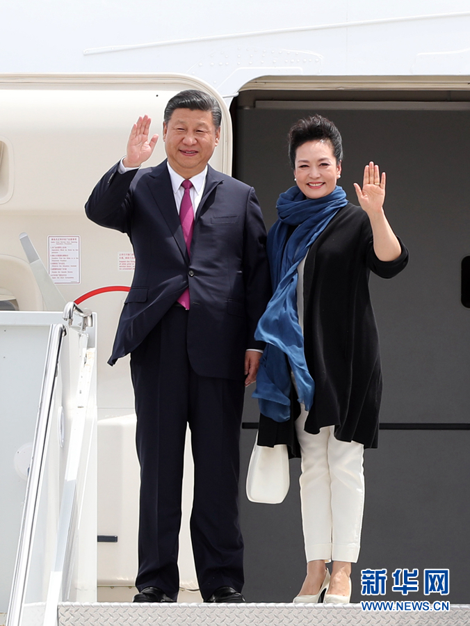 4月6日，國家主席習近平乘專機抵達美國佛羅里達州，將在海湖莊園同美國總統(tǒng)特朗普舉行中美元首會晤。這是習近平和夫人彭麗媛步出機艙。新華社記者 劉衛(wèi)兵 攝 
