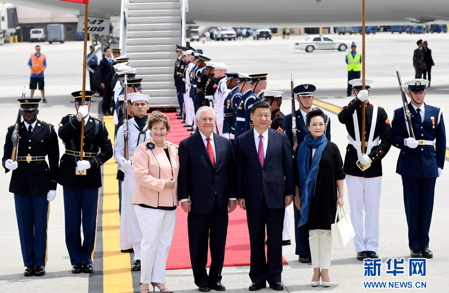 4月6日，國家主席習近平乘專機抵達美國佛羅里達州，將在海湖莊園同美國總統(tǒng)特朗普舉行中美元首會晤。習近平和夫人彭麗媛受到美國國務卿蒂勒森夫婦等熱情迎接。新華社記者 吳曉凌 攝