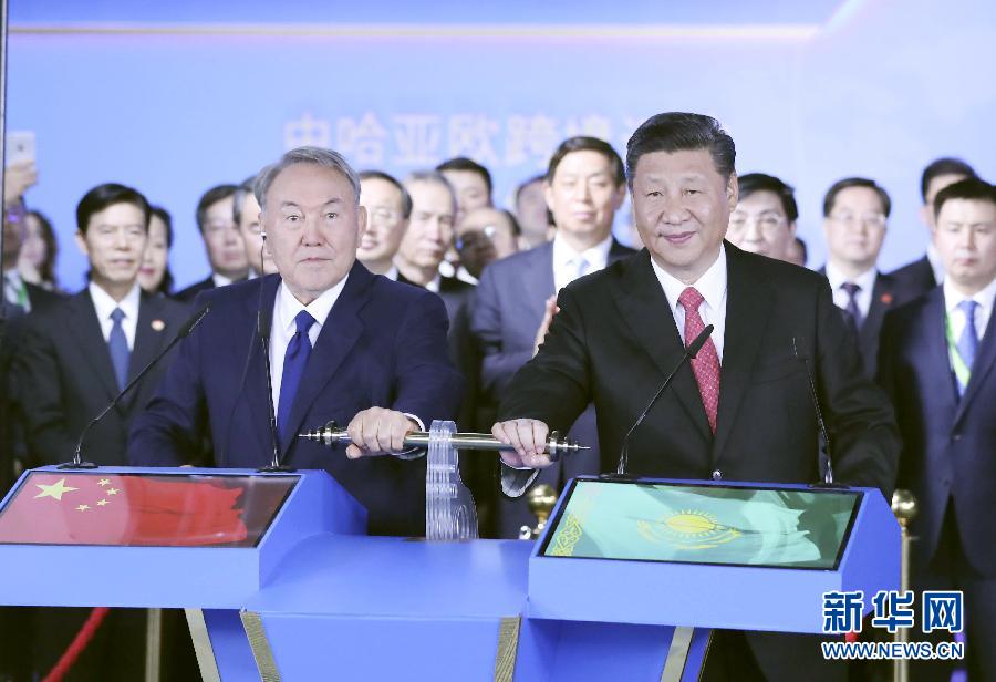6月8日，正在哈薩克斯坦訪問的國家主席習(xí)近平在哈薩克斯坦總統(tǒng)納扎爾巴耶夫陪同下，參觀阿斯塔納專項世博會中國國家館，并共同出席中哈亞歐跨境運輸視頻連線儀式。這是在中國國家館舉行的中哈亞歐跨境運輸視頻連線儀式上，兩國元首共同推動操控桿，視頻顯示中哈連云港物流合作基地和“霍爾果斯－東大門”經(jīng)濟(jì)特區(qū)無水港兩個分會場四列火車鳴笛開行。新華社記者 丁林 攝