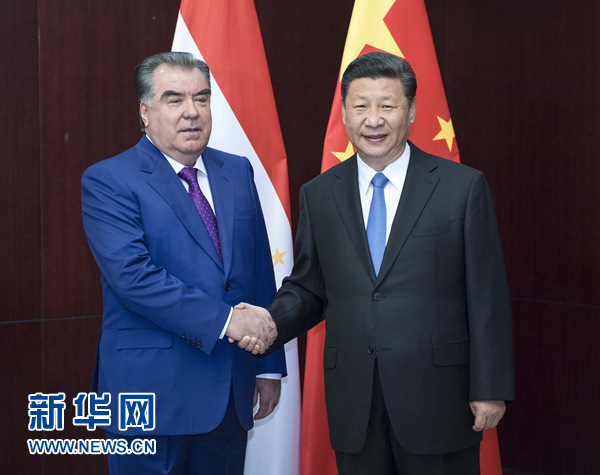 6月9日，國家主席習近平在阿斯塔納會見塔吉克斯坦總統(tǒng)拉赫蒙。新華社記者 李濤 攝