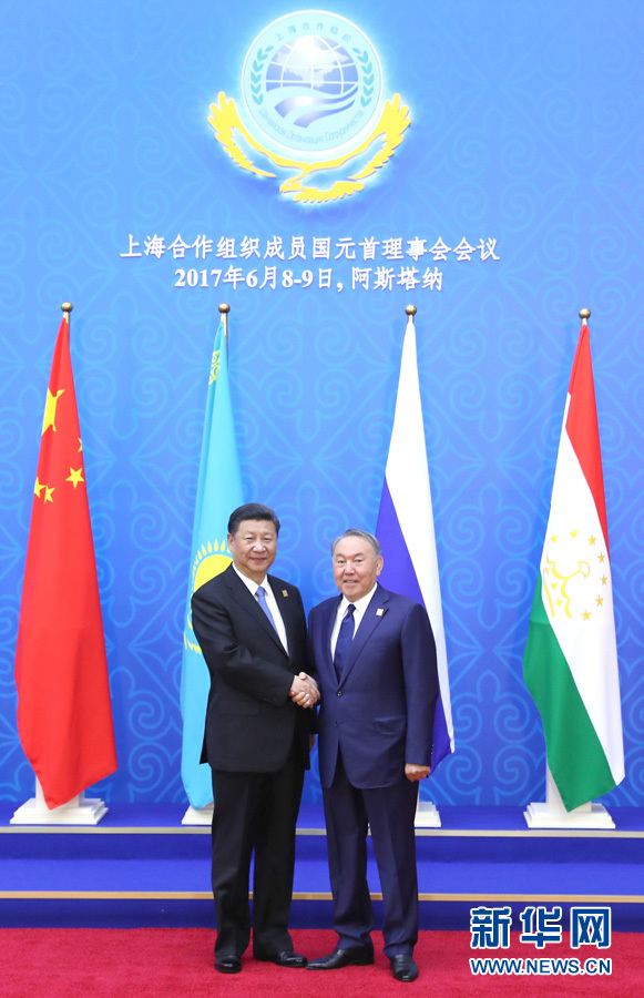 6月9日，國(guó)家主席習(xí)近平在哈薩克斯坦首都阿斯塔納出席上海合作組織成員國(guó)元首理事會(huì)第十七次會(huì)議并發(fā)表重要講話。這是習(xí)近平出席會(huì)議時(shí)，受到哈薩克斯坦總統(tǒng)納扎爾巴耶夫的熱情迎接。新華社記者 馬占成 攝