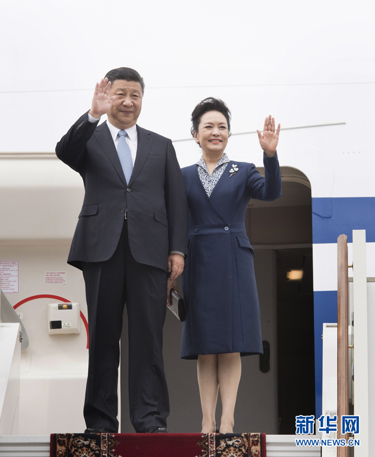 7月3日，國(guó)家主席習(xí)近平乘專機(jī)抵達(dá)莫斯科，開始對(duì)俄羅斯聯(lián)邦進(jìn)行國(guó)事訪問。這是習(xí)近平和夫人彭麗媛步出艙門。 新華社記者 李學(xué)仁 攝