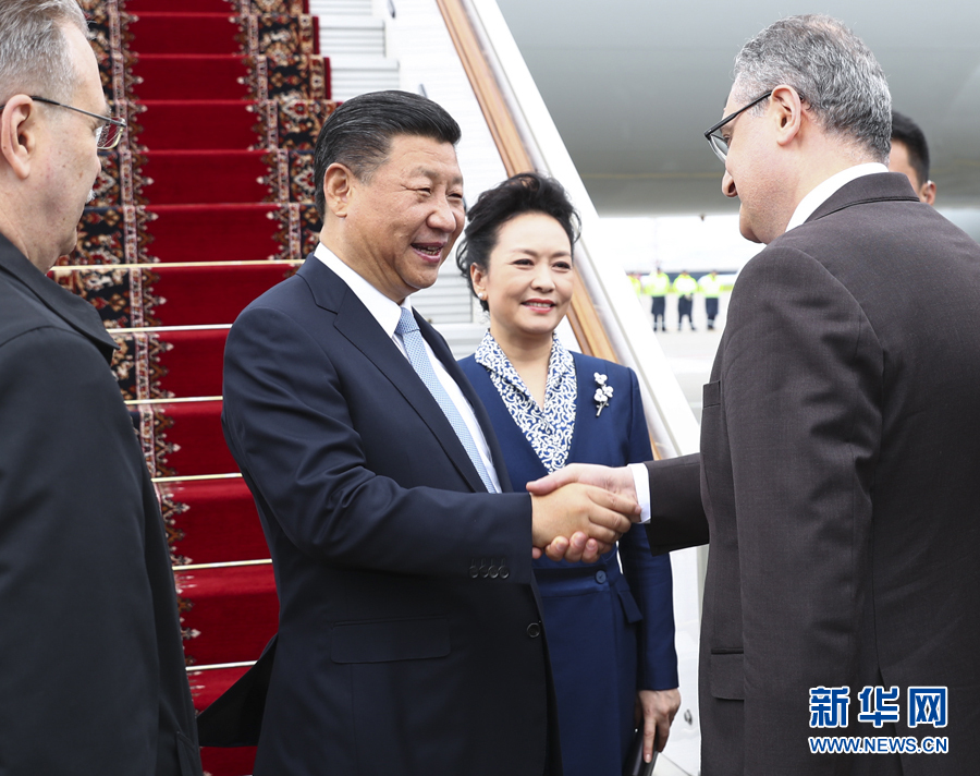 7月3日，國(guó)家主席習(xí)近平乘專機(jī)抵達(dá)莫斯科，開始對(duì)俄羅斯聯(lián)邦進(jìn)行國(guó)事訪問。這是習(xí)近平和夫人彭麗媛受到俄羅斯政府高級(jí)官員熱情迎接。新華社記者 謝環(huán)馳 攝 