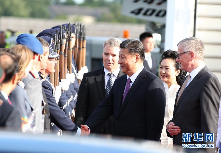7月4日，國(guó)家主席習(xí)近平乘專機(jī)抵達(dá)柏林，開始對(duì)德意志聯(lián)邦共和國(guó)進(jìn)行國(guó)事訪問。德國(guó)政府高級(jí)官員在舷梯旁迎接習(xí)近平和夫人彭麗媛。新華社記者 姚大偉 攝