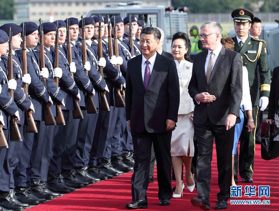 7月4日，國(guó)家主席習(xí)近平乘專機(jī)抵達(dá)柏林，開始對(duì)德意志聯(lián)邦共和國(guó)進(jìn)行國(guó)事訪問。德國(guó)政府高級(jí)官員在舷梯旁迎接習(xí)近平和夫人彭麗媛。新華社記者 王曄 攝