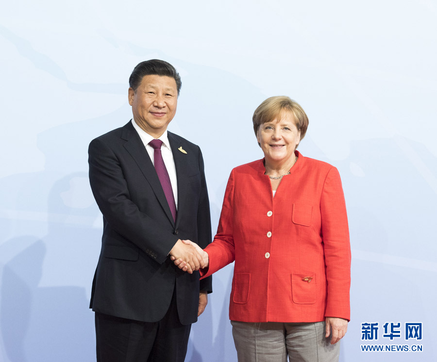 7月7日，二十國集團領(lǐng)導(dǎo)人第十二次峰會在德國漢堡舉行。國家主席習近平出席并發(fā)表題為《堅持開放包容　推動聯(lián)動增長》的重要講話。這是峰會開始前，習近平受到德國總理默克爾迎接。新華社記者 李學仁 攝 