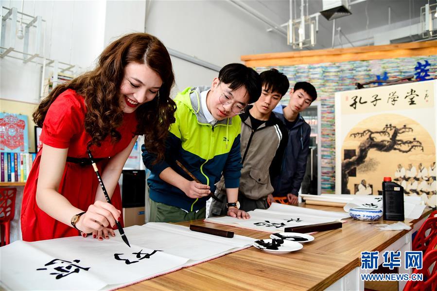 （新華全媒頭條·上合青島峰會(huì)·圖文互動(dòng)）（13）遠(yuǎn)航，揚(yáng)起“上海精神”的時(shí)代風(fēng)帆——寫在上海合作組織成員國(guó)元首理事會(huì)第十八次會(huì)議即將召開之際