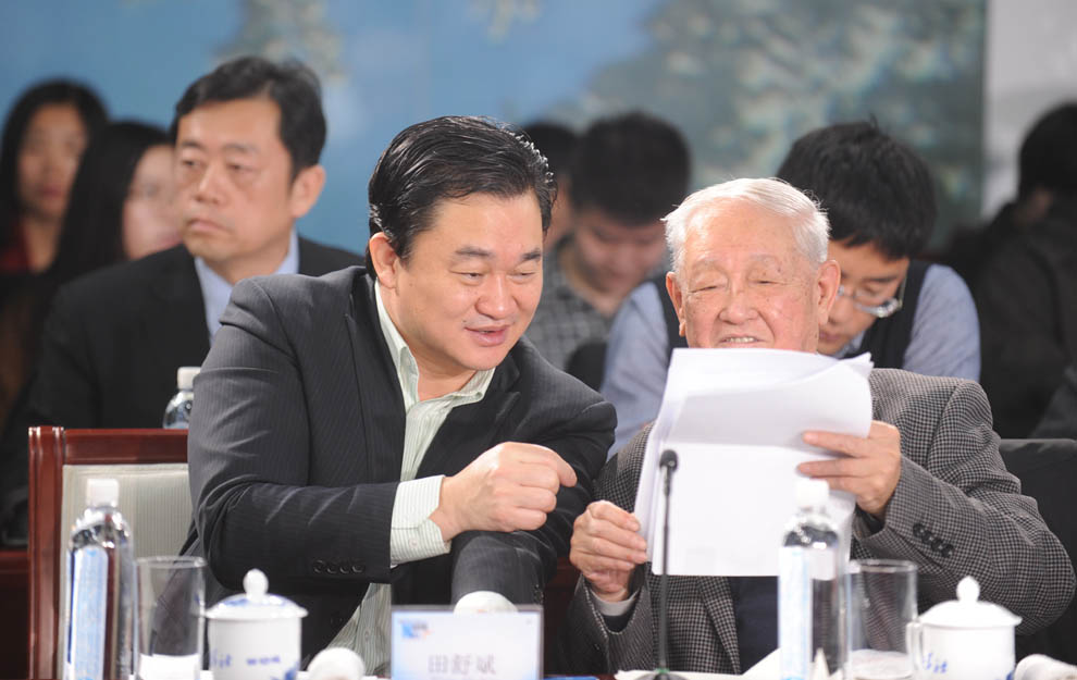 新華網(wǎng)董事長、總裁田舒斌與軍事科學(xué)院原副院長糜振玉在現(xiàn)場交流